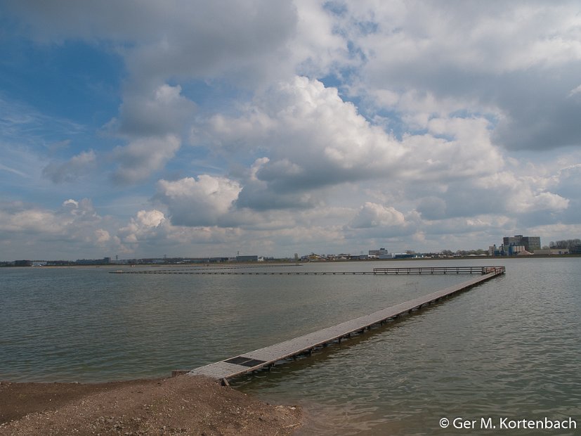 De vlonder staat in het water, de dijk is doorgestoken