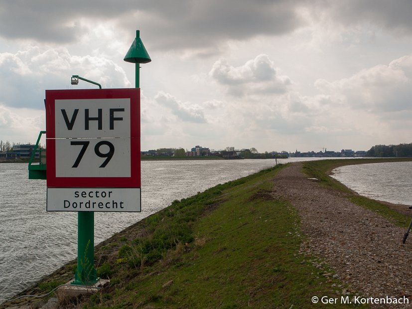 Navigatiepaal voor de scheepvaart, links De Noord, rechts de Sophiapolder